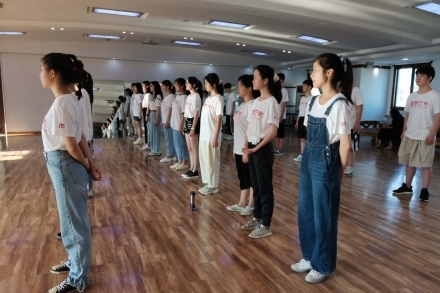 武汉播音主持艺考培训说艺考要不要报培训班？